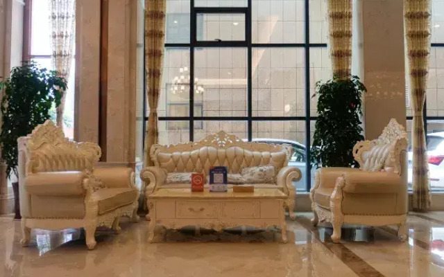 Vienna International Hotel (Xinyang Railway Station Tianrun Plaza Store)
