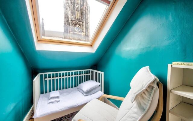 Top Floor 3BR Apt Near Edinburgh Castle