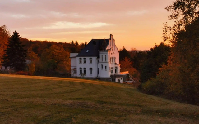 WeisseVilla Friedrichsbrunn Fewo SOLIDE