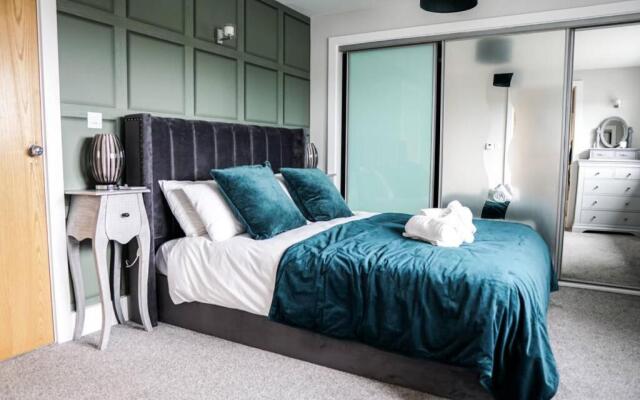Beautiful 3 bedroom apartment by the Sea