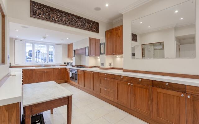 4 Bedroom Family House in Shepherd's Bush