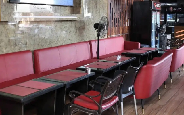Q Nuts Lounge And Suites