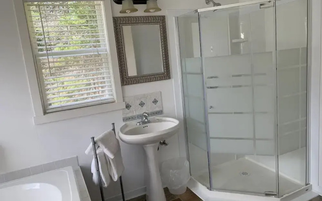 The Lionstone Inn Motel and Cottages