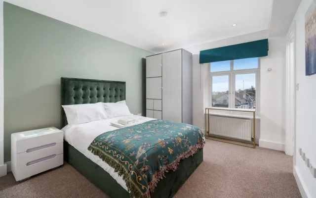 Stunning 3BD Flat, Parking, Sleeps Six, Near Park