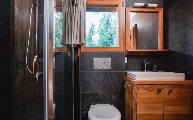 Authentic Swiss Spa Chalet Hot Tub & Sauna