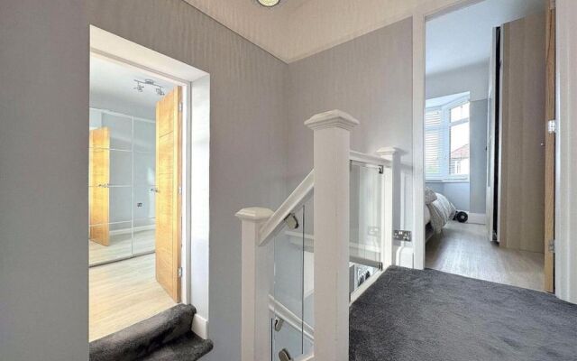 Impeccable 4-bed House in Liverpool