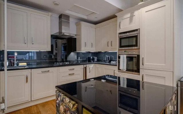 Gorgeous 2BD Flat With Patio - South Kensington!