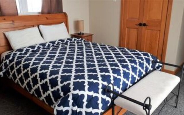 6 Bed Blue Mountain Executive Chalet with Hot Tub 157