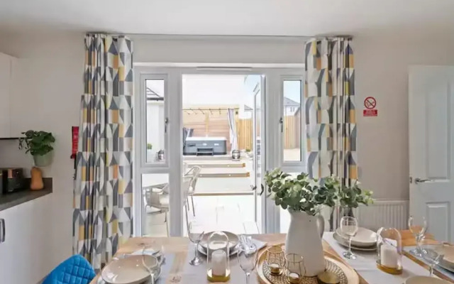 Stylish House in Perth-hot Tub-garden-sleeps 6