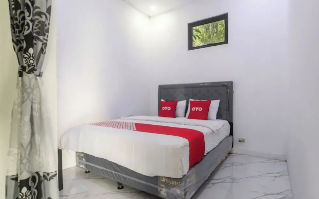 OYO 94049 Pondok Accilia