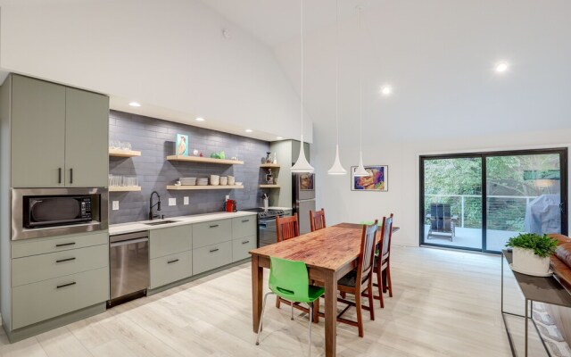 Brevard Retreat: Fireplace, Deck & Screened Porch!