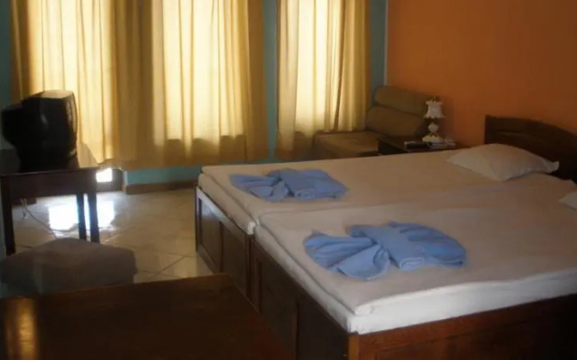 Hotel Los Dos Gallos (Dvata Petela)