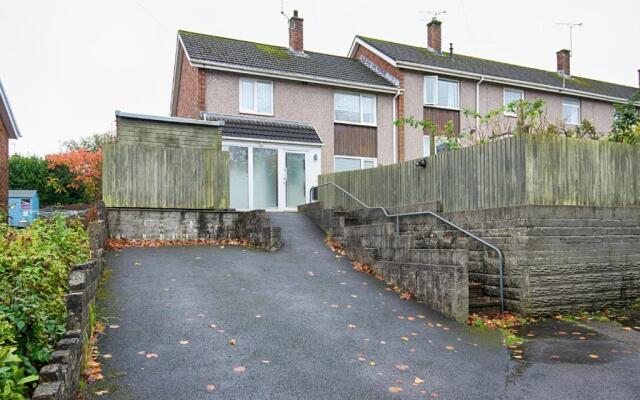 Singleton House parking and garden