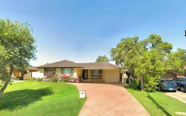 Cheerful 4 Bedroom with free Parking