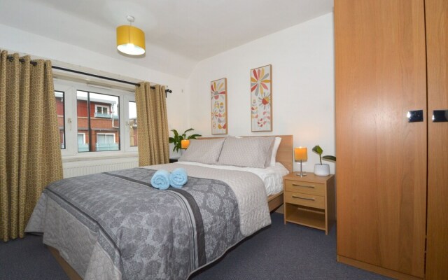 Charming 5-bed House in City Center and Car Park