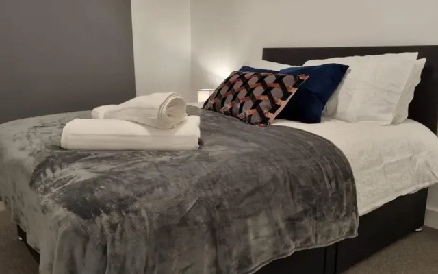 Balcony View Apartment- Sleeps 5 & Private Parking
