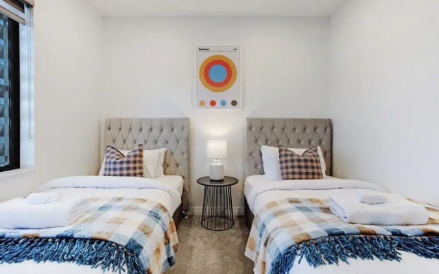 Central Oasis Townhouse with Parking