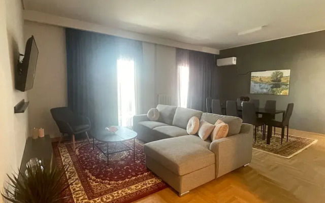 Spacious Seaside Flat at Alimos