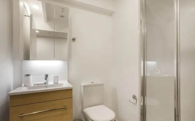 Condo in Queen St CBD w Pool and Gym Zodiak Stays – Bathroom – Auckland