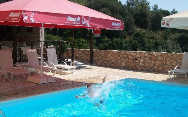 Sarantos Pool Suites