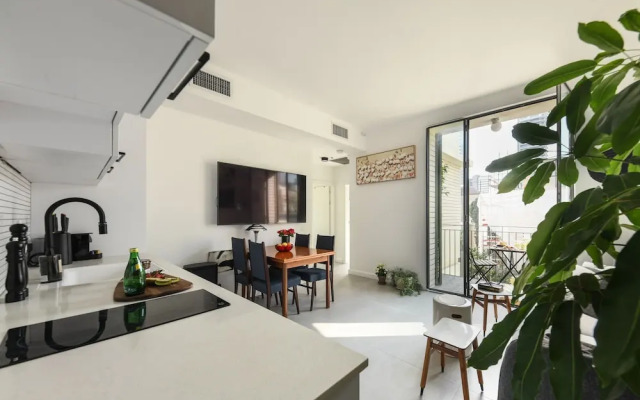 Artistic 2BD Apt w Balcony on Montefiore