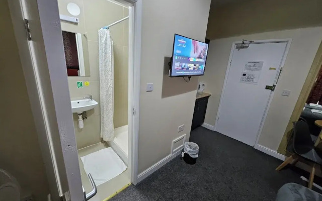 Ground-Floor Queen Bed Studio Apartment with Free Parking