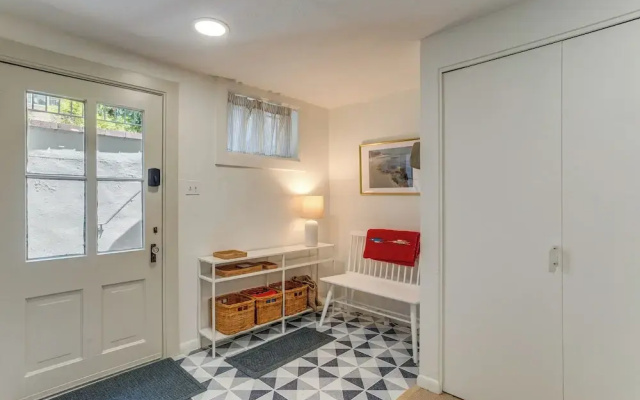 Walkable Apt w/ Off-street Parking in Cheesman!