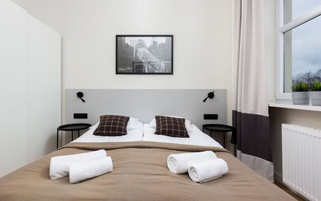 Apartment With Parking by Renters