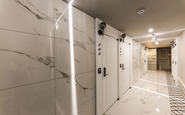 Daejeon Jungri Hotel Art Bin