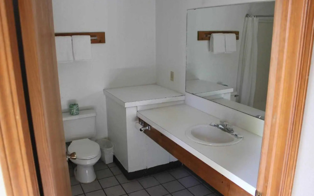 Oak Hill Inn & Suites