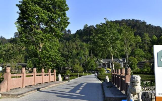 Qujia Courtyard Guesthouse