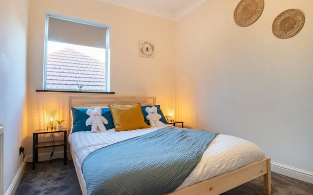 Stylish 3 Bed House-free Parking