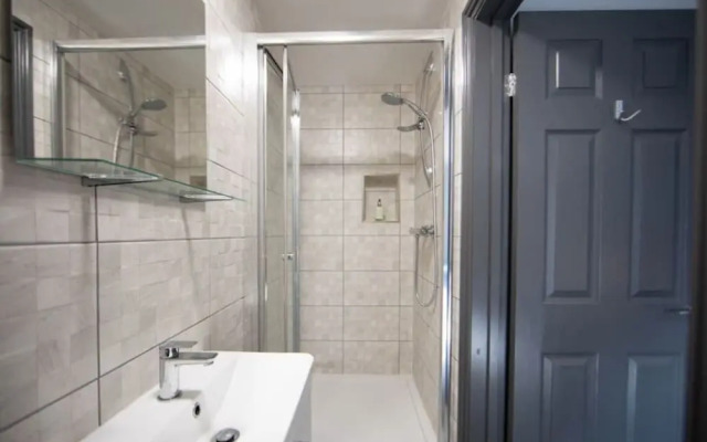 Immaculate 5-bed House in the City Centre Ashford