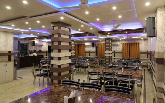 OYO 30163 Hotel Taj Palace