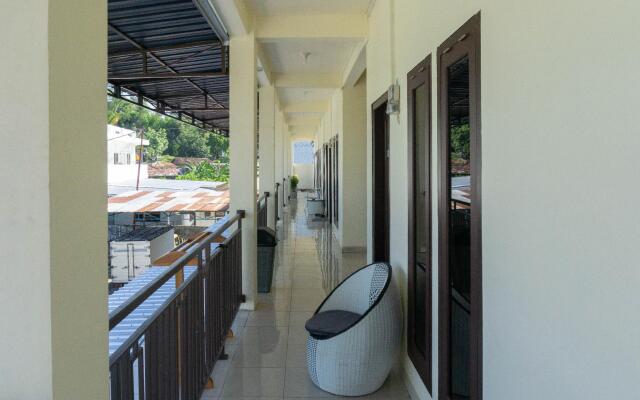 RedDoorz Syariah near Sultan Muhammad Kaharuddin Airport