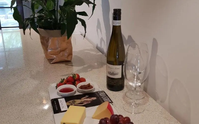 Irongate Studio – Meal – Mintaro