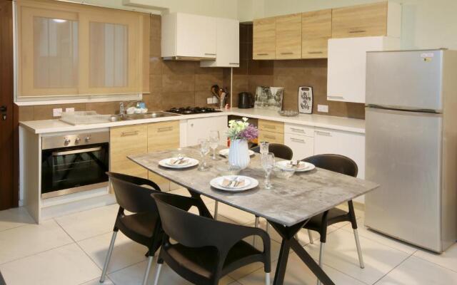 930m to Beach-2 Bedroom+Veranda-Perfect Located