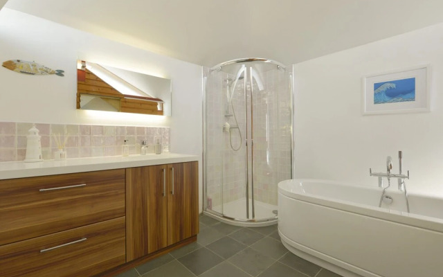 3 Newhall Green