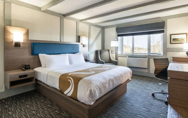 Quality Inn Waddling Dog