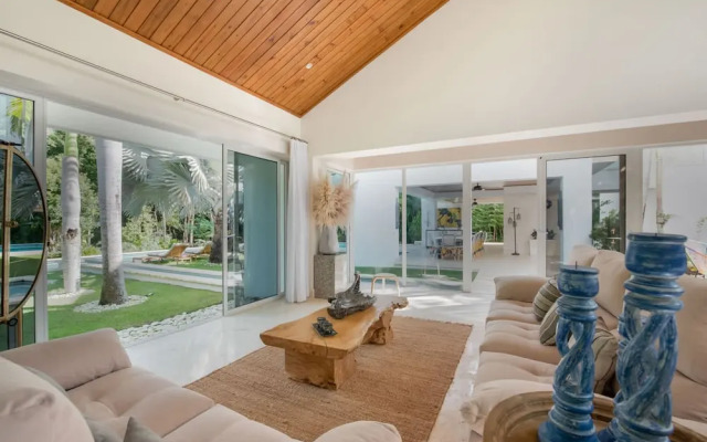Modern Luxury 6 BR Tropical Retreat With Pool