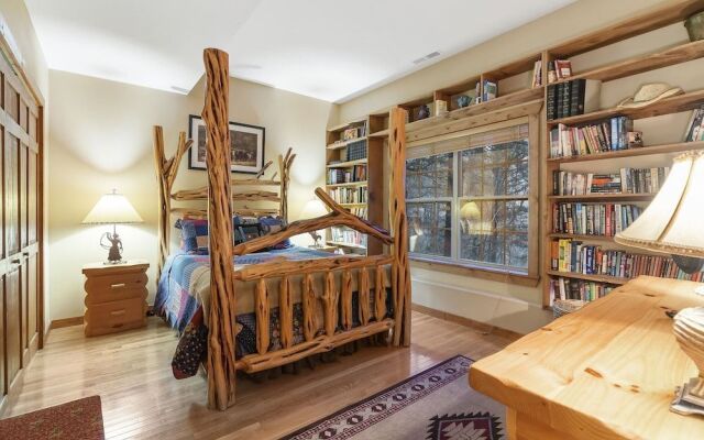 The Lodge on the Creek Branson West Cabin w/ Beautiful Views