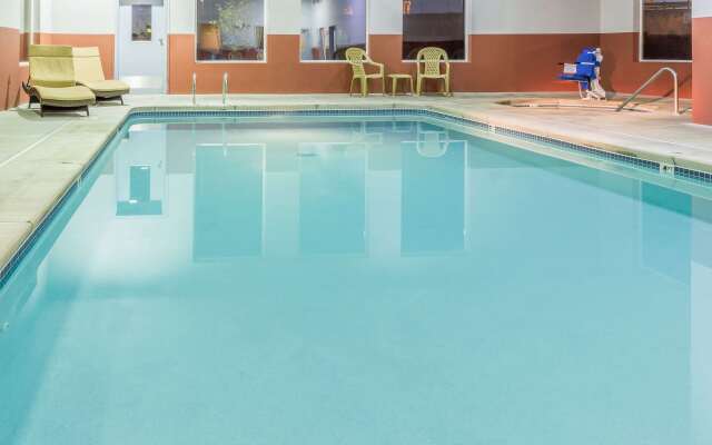 Super 8 by Wyndham Roseburg