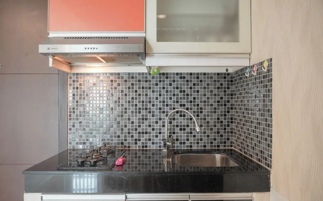 Homey And Modern Studio At Sky Terrace Apartment