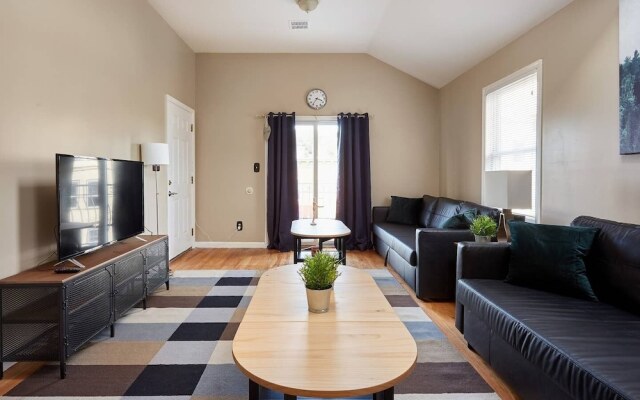 Huge Modern Home 20 mins to NYC