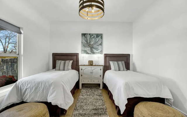 New! Luxurious Home W/wine Cellar & Firepit!