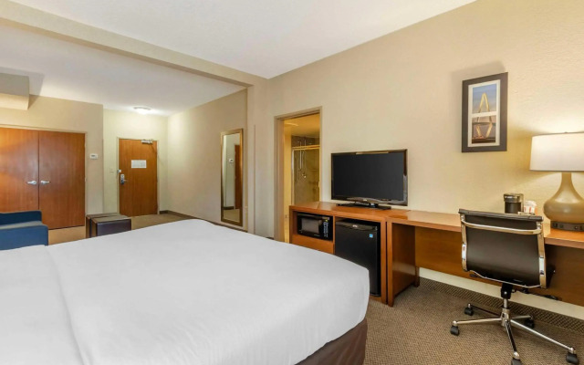 Comfort Inn & Suites Airport Convention Center