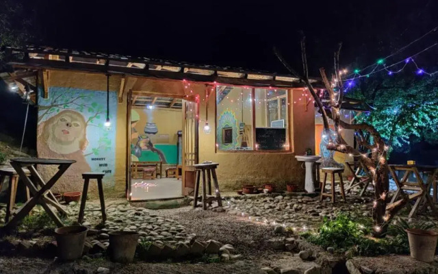 Monkey Mud Hostel And Camps