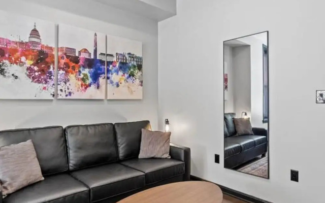 Charming DC Rowhouse Condo - Ideal Long-term Stay