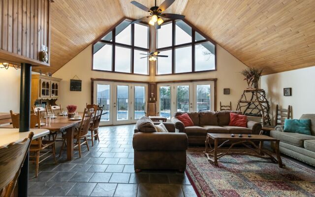 Smoky Mountains 5br 5ba Poolside Chalet