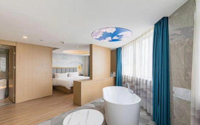 Qingmu Select Hotel (The Sun Yat-sen Mausoleum Qilin Arch)